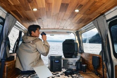 ドライブしながら充電も！アウトドアや災害時に便利な高性能ポータブル電源