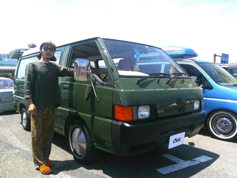 アーミーグリーンのオールペン+ハワイアンカフェ風インテリア 三菱・デリカ【みんなのクルマ】 アーミーグリーンのオールペン+ハワイアンカフェ風インテリア 三菱・デリカ【みんなのクルマ】