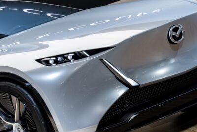 マツダが“2ローター・ターボ・510馬力”のPHEVクーペと“AI搭載”のコンパクトを世界初公開！