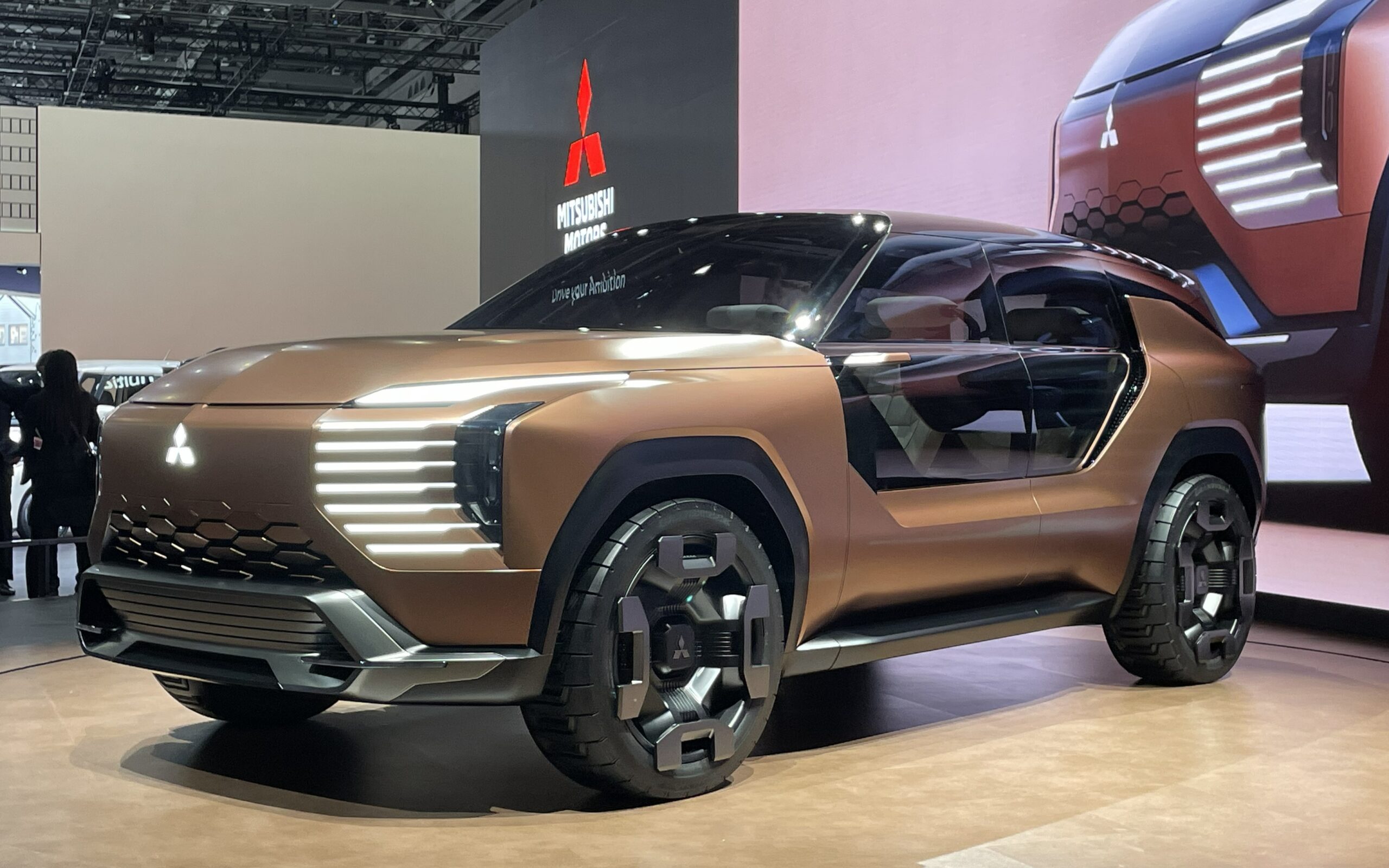 三菱「エレバンス コンセプト」がJMSで初公開 先進デザイン＆観音開き