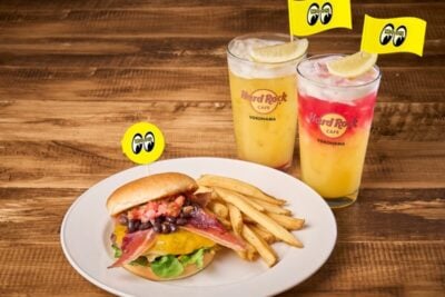 「MOONEYES」がハードロックカフェ横浜点とコラボ！限定グッズやコラボメニューを販売