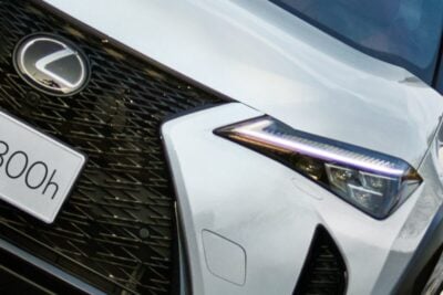 レクサス「UX300h」に新色“ホワイトノーヴァ”追加！さらに64色の室内イルミも搭載