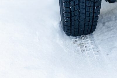 滑って坂道が登れなくなる!? 轍が怖い!? 冬場走行時に抑えておきたいポイント