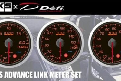 オレンジ文字がネオクラに映える！DefiがHKSコラボの3連メーターセットを限定発売