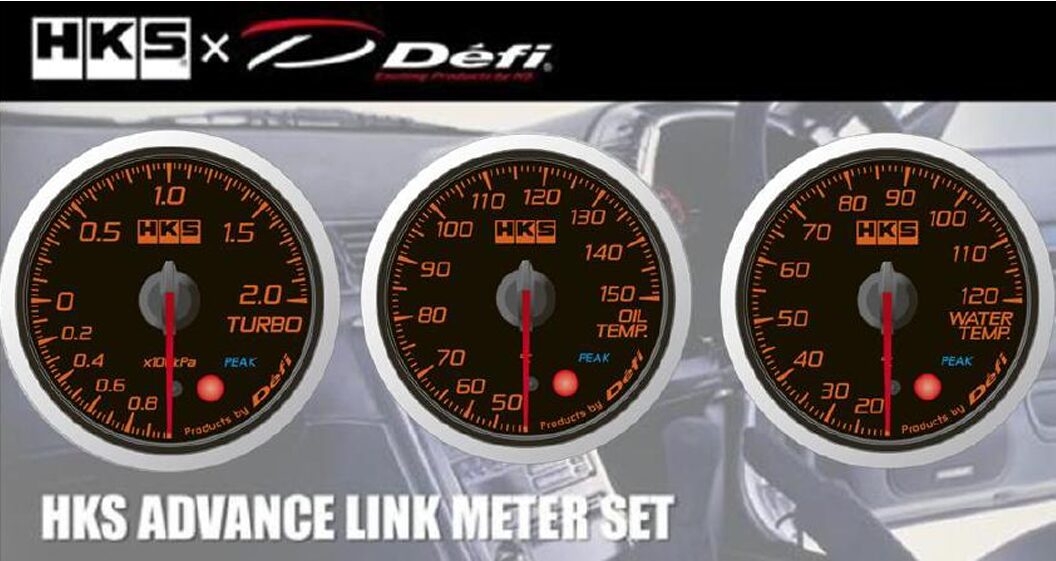 オレンジ文字がネオクラに映える！DefiがHKSコラボの3連メーターセット