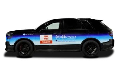 箱根駅伝に“青いセンチュリー”出現　トヨタが公開した燃料電池の特別仕様車にSNS騒然