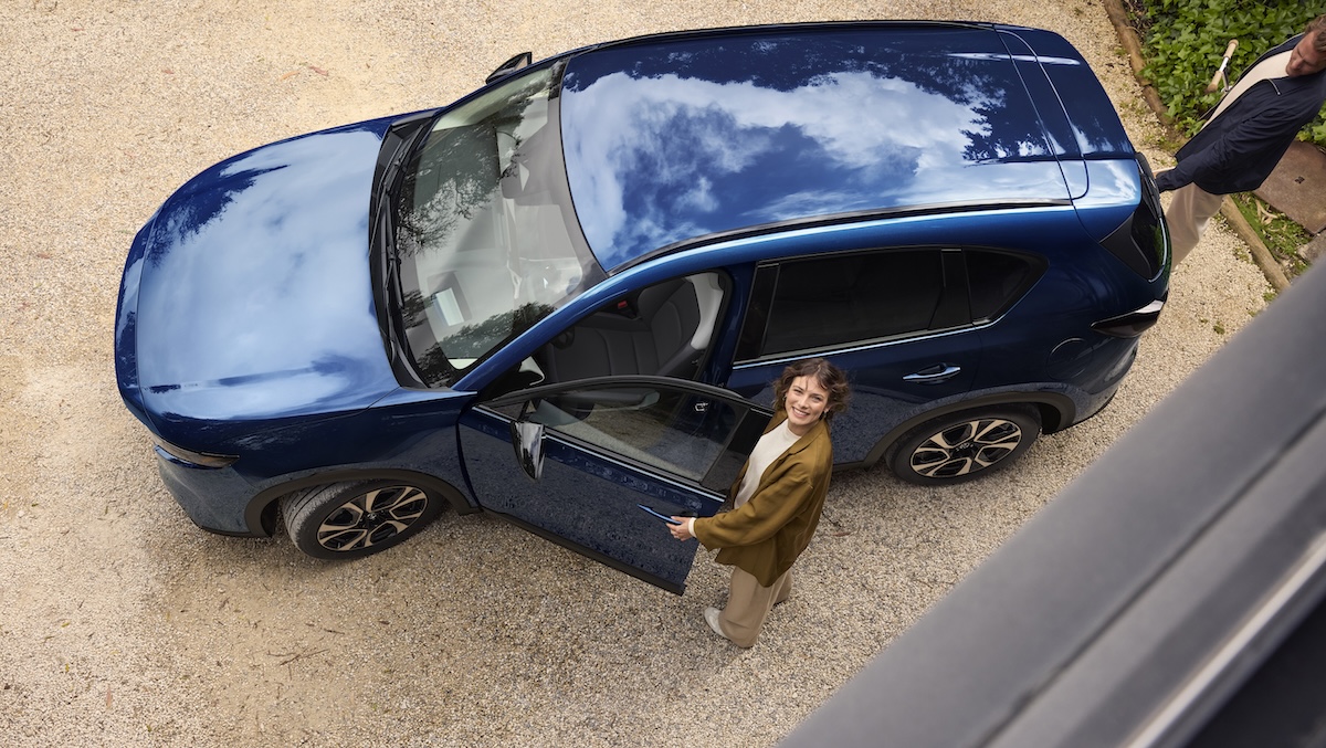 マツダ新色「ネイビーブルーマイカ」登場 明暗で表情が変わる“匠塗”の