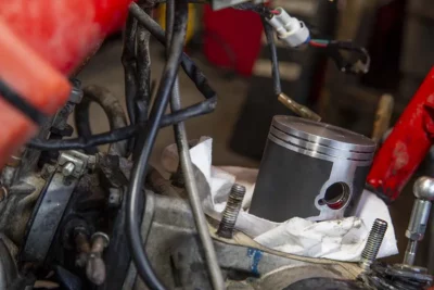 2ストロークエンジンの維持費を抑える！腰上オーバーホールに挑戦