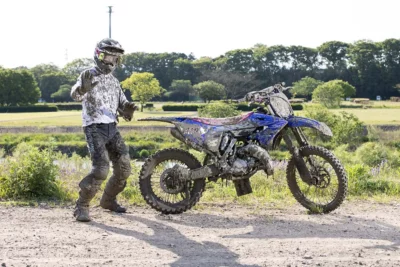 泥の重さに悩まない！フェンダーマット装着で快適オフロードライディング