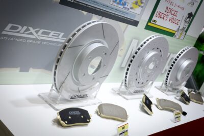 ブレーキ専門メーカー「DIXCEL」のブースで見えた「ブレーキの悩み」とその解決策