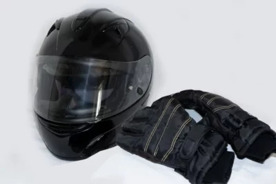 メンテが必要なのはバイクだけじゃない！ヘルメット、グローブなどバイク用品のメンテナンス方法