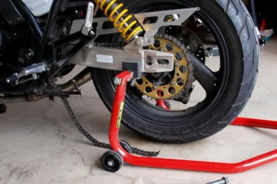 バイク用のメンテナンススタンドはどんな時に必要？使用シーンや種類を徹底解説