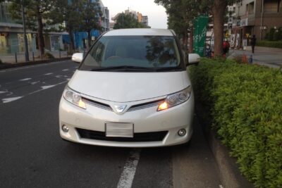 道路右側の「逆向き駐車」実は違反？反則金や点数はどうなる