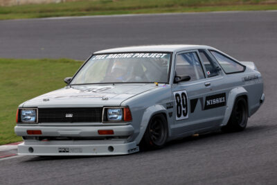 旧車を“再生”から“進化”へ　HKS×NISSEIがクラシックカー向けパーツ本格始動！ノスタルジック2デイズにも出展