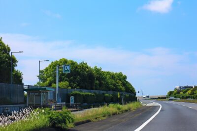 高速道路にある“謎のバス停” 進入すると違反？反則金の対象になることも