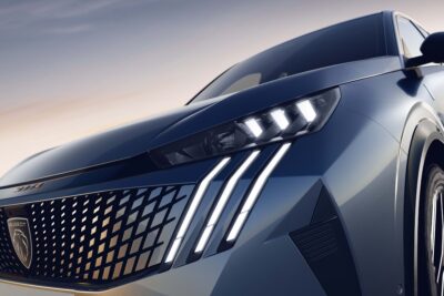 新型プジョー5008ハイブリッド発売　最新HV＆i-Cockpit搭載で7人乗りSUVが進化