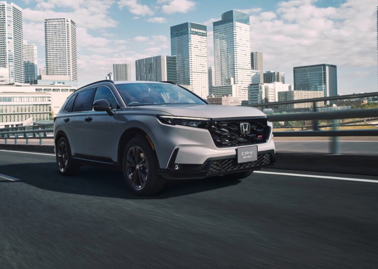 新型CR-V登場！「古参の貫禄でカッコいい」一方で「500万円超えは高すぎる」の声も