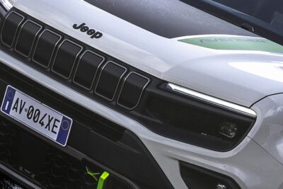 ジープ初の四輪駆動ハイブリッド「アベンジャー 4xe」発売　限定100台モデル登場