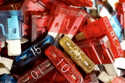 ヒューズが「飛ぶ」ってどういう状態？ヒューズの交換だけでは不十分な理由とは