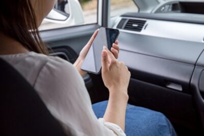 助手席で“足をダッシュボードに”…実は超危険！エアバッグで顔面直撃の恐れも