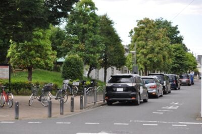 駐車禁止の標識がなくても違反!?「無余地駐車違反」とは 反則金1万5000円のケースも