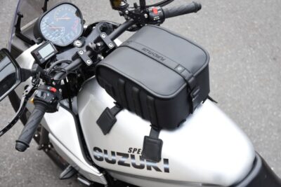 “いかにもタンクバッグ”じゃないのがいい！　フルヒトロス『レガシー･タンクバッグ（5L）』の使い勝手をチェック