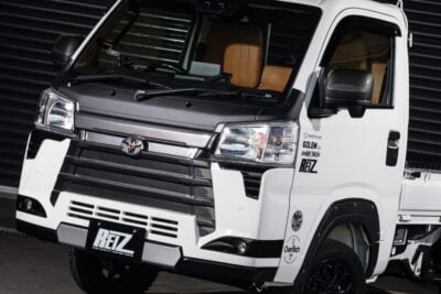 貼るだけで軽トラ ハイゼットトラックとキャリイをオフ系にカスタム！ ライツの「チッピングブラック」仕上げの貼り付けパーツに注目