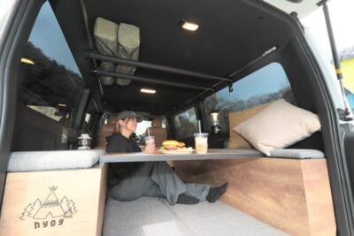 ベッドマットを床に敷いたお座敷スタイルが新しい！ハイエースの荷室が3パターンで遊べる“くつろぎ空間”となる「LIT-B LOW style」に注目！