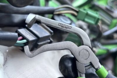 バイクメンテの定番困りごと「カプラー外し」が秒速で解決。痒い所に手が届くコレを待ってたぜ！