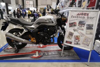 昭和時代にCBX400Fで人気を馳せたグラブバーが令和に復活！新型CB1000Fで当時物スタイルに仕上げる
