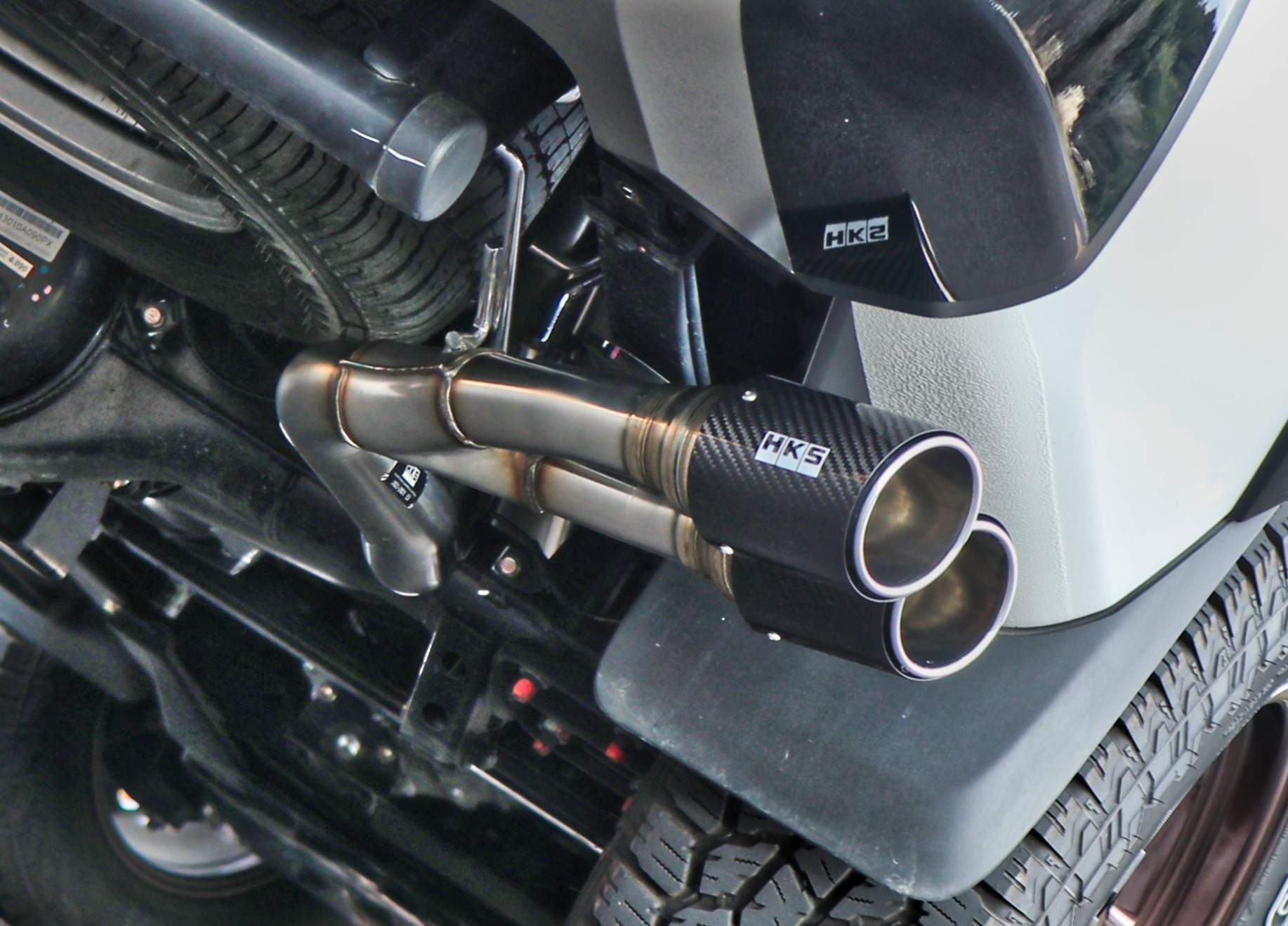HKS新型「トライトン」用マフラー登場 静音×高性能で大人の