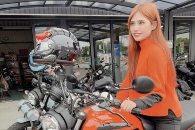 車体に合わせてヘアカラーもファッションもオレンジで統一　ドゥカティ スクランブラー Sixty2【みんなのバイク】