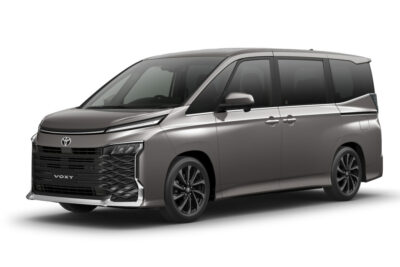 トヨタ新型「ノア／ヴォクシー」発表！“メッキ控えめ顔”に「かっこいい」の声…ガソリン車廃止に賛否も
