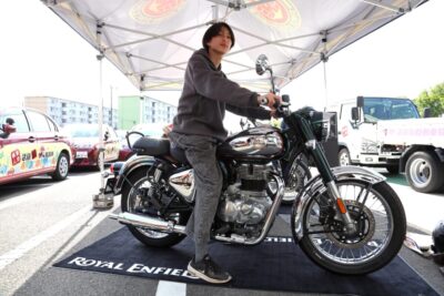 足つきに不安な人必見！ 147cmライダー目線で見るメテオ350の実力