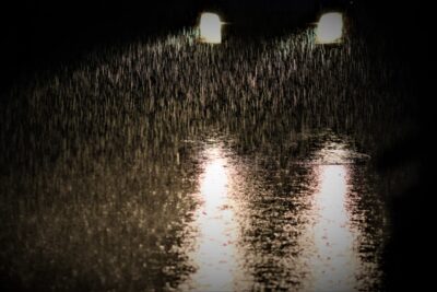 雨の日の昼間もヘッドライト点灯は必要？ 梅雨時に推奨される理由とは