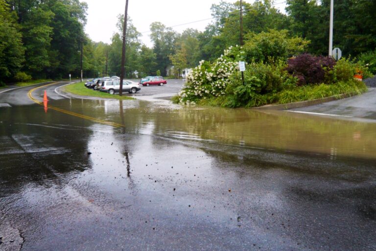泥はね運転は違反になる？ 雨の日に歩行者へ水しぶきを飛ばした際の罰則とは