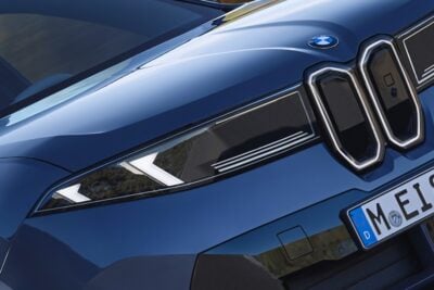 BMW新型「iX3」発表　800km超航続の電動SUVを日本投入