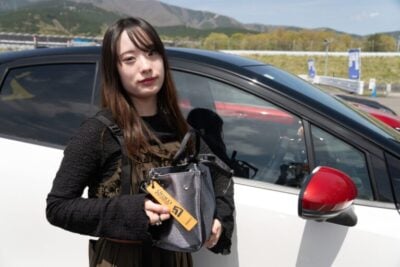 光を受けて足元が映える！ オーラNISMOをさらに目立たせるRAYSホイールカスタム【みんなのクルマ】