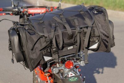 たっぷり1週間分の荷物でもしっかり安定　タナックスのバイク用シートバッグ