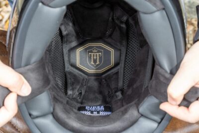 神は細部に宿る。ヘルメットの内装・表面処理・ギミックなど拘りの作り込みが所有欲を掻き立てる
