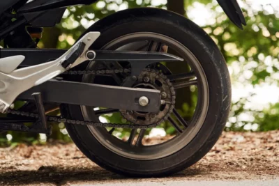 バイクのチェーンは定期的なメンテナンスが必要！たるみ具合のチェックでトラブルを防止