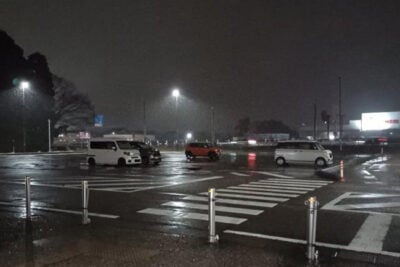 【実体験】梅雨の車中泊はどこに停める？ 雨の日でも快適な場所の選び方