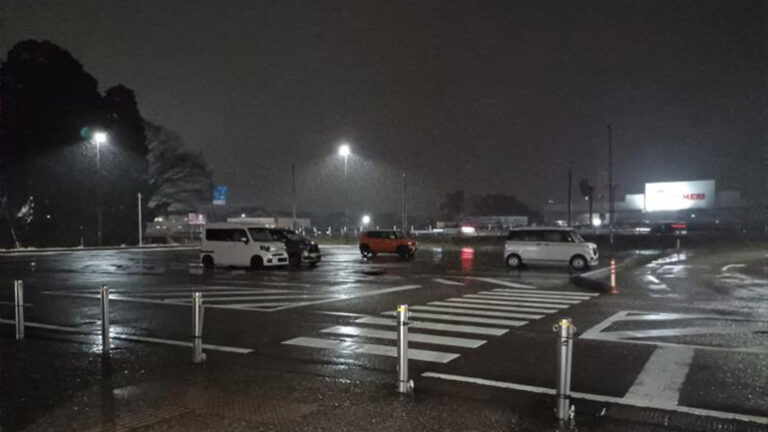 【実体験】梅雨の車中泊はどこに停める？ 雨の日でも快適な場所の選び方
