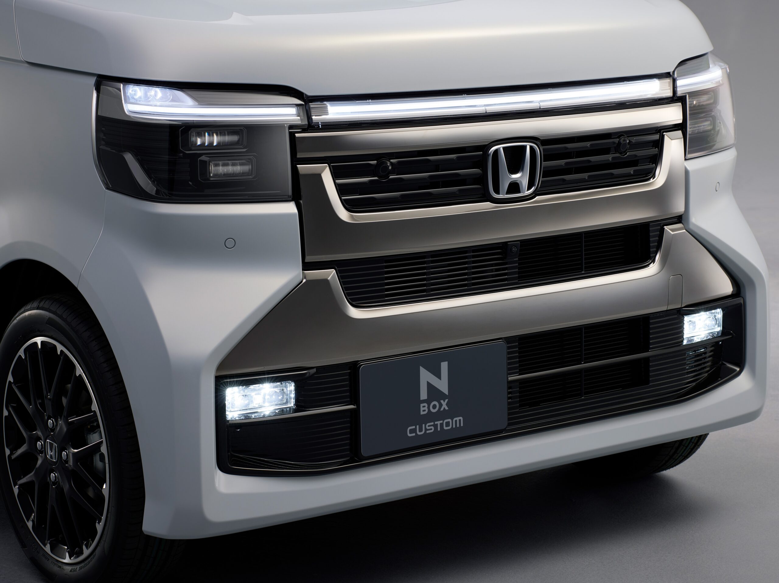 ホンダ　N-BOX　スピードメーター 比類なき　幻想的グラデーションレインボー ホンダ「N-BOX」改良モデルを先行公開 N-BOX CUSTOMが迫力デザインに