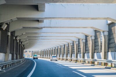 高速道路で故障したら車内待機は危険!? 路肩停車後に命を守る正しい避難方法とは 高速道路で故障したら車内待機は危険!? 路肩停車後に命を守る正しい避難方法とは