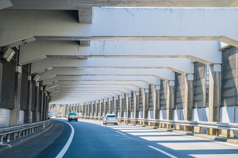 高速道路で故障したら車内待機は危険!? 路肩停車後に命を守る正しい避難方法とは