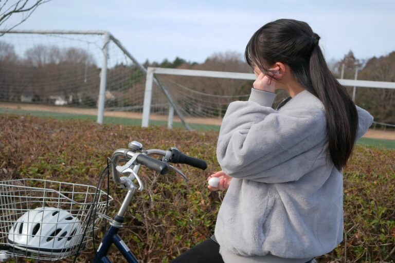 <strong>外音取り込みイヤホンなら自転車でもOK？ 実は交通違反になるケースとは</strong>