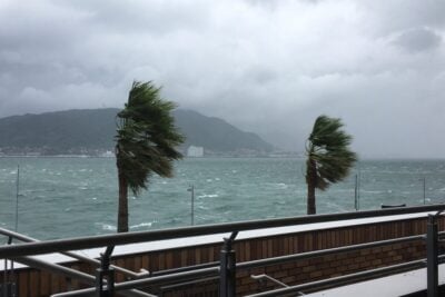 台風接近前にやるべき車の対策とは？飛来物・冠水から愛車を守るポイント