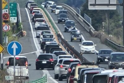 高速道路の渋滞を減らす「ファスナー合流」とは？NEXCOも推奨する走り方を解説