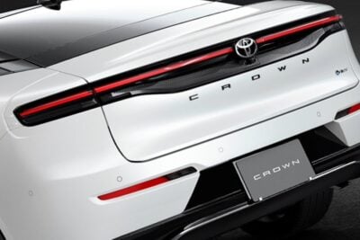 トヨタ新型「クラウン クロスオーバー」先行公開　刷新リアデザインを初披露